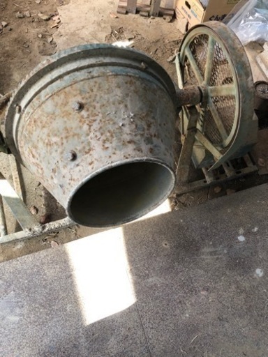 コンクリートを練る機械　まだまだ動きます