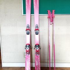 スキー板（ストック付き）とブーツです