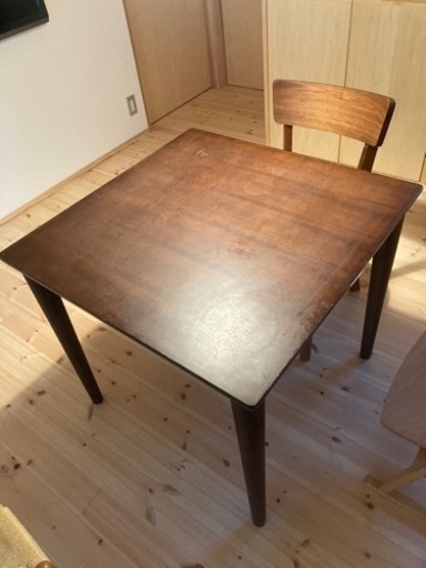 ダイニングテーブルとチェア2脚