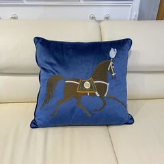la136家具にて16000円購入！極美品 KARE カレ ブランド クッション 2個セット クラッシーホース オレンジ ブルー 45cm×45cm Cの画像