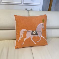 la136家具にて16000円購入！極美品 KARE カレ ブランド クッション 2個セット クラッシーホース オレンジ ブルー 45cm×45cm Cの画像