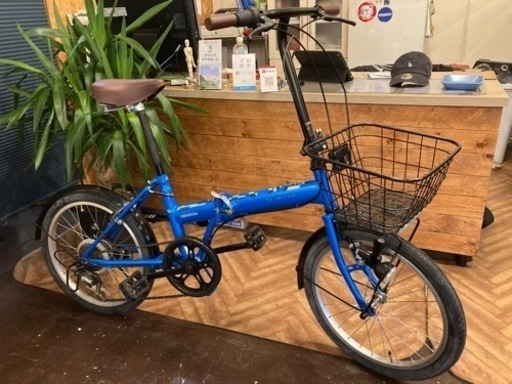 【前後タイヤ新品！カゴ・ライト・鍵付き】6段変速　20インチ折りたたみ自転車　ブルー
