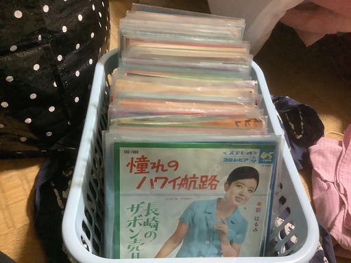 50年くらい前のレコード、90枚くらいセット、1枚10円くらいですよ