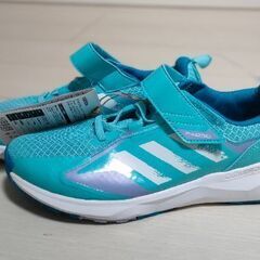 新品のadidasスニーカー。の画像
