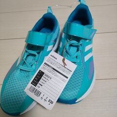 新品のadidasスニーカー。の画像