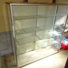 ガラスの収納ケース（陳列棚）　無料で差し上げます