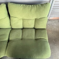 座椅子 ソファ 黄緑 緑系 合計4席 大2席 小2席 多段型の画像