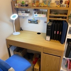IKEAのデスクとチェアセット
