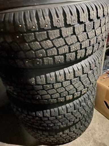 215/60/16 スパイクタイヤ付きアルミホイール