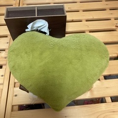 緑色のハートクッションの画像