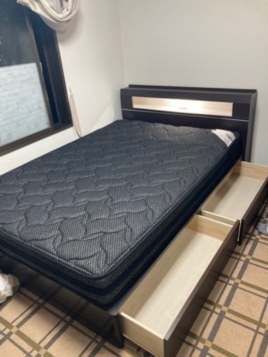 ダブルベッド　マットレス付き