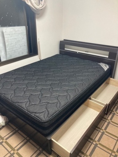 ダブルベッド　マットレス付き