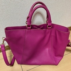 鮮やかなお色の2wayバッグの画像