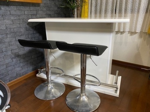 カウンターと椅子二脚のセット