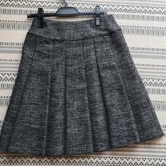 グレーの織りのしっかりしたスカート