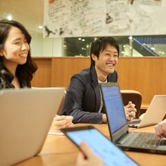 マーケティング関連事業部の事務スタッフ
