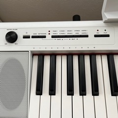 YAMAHA NP-12 WH キーボード　ピアノ　61鍵盤　イス、スタンド付きの画像