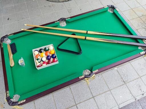 ミニサイズのビリヤード一式
