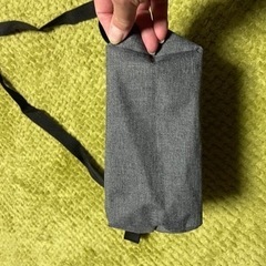 グレーのポシェットの画像