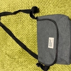 グレーのポシェットの画像