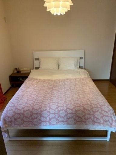 クイーンサイズベッド