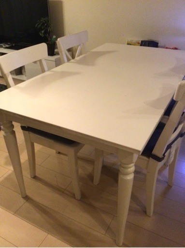 IKEAのダイニングテーブル