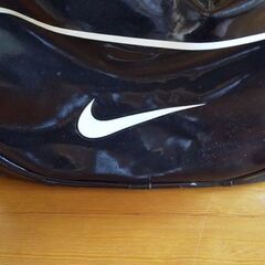 NIKE スポーツバッグ エナメル素材の画像