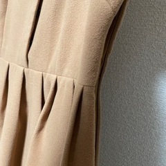 レディース　お花が可愛いワンピース　キャメル　の画像