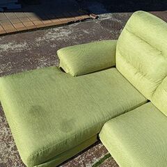 ニトリ　布張り３人掛けカウチソファー　黄緑色『中古良品、薄染み汚れあり』の画像