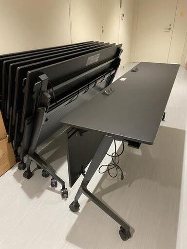 ほぼ新品。オカムラ社製ミーティングアメニティテーブルMarca
