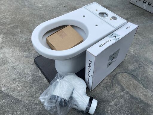 【海外製トイレ便器タンクセット】【新品未使用】引き取りに来られる方！