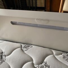 再出品！ホワイト　シングルベッド　マットレス付き！　ポスチャーテック ダブルテンパーコイルの画像