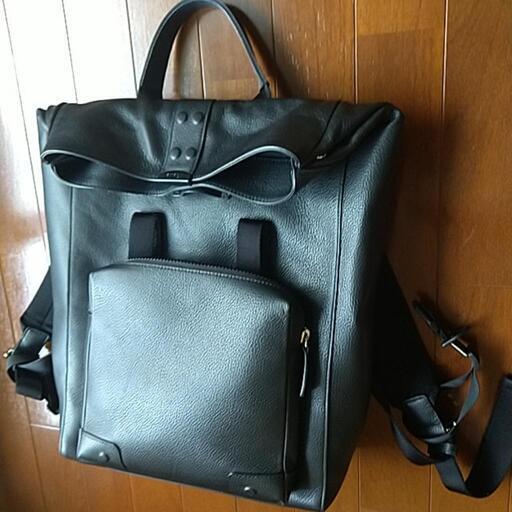 FURLAの黒革製リュック
