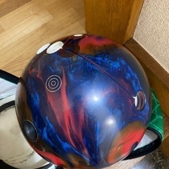 ボウリングのバッグとボール2つの画像