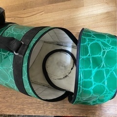 ボウリングのバッグとボール2つの画像