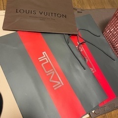 紙袋　LOUIS VUITTONとTUMI