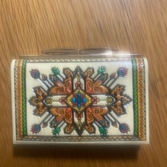 刺繍柄の財布