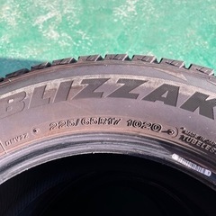 225/65R17 RAV4に装着してました。