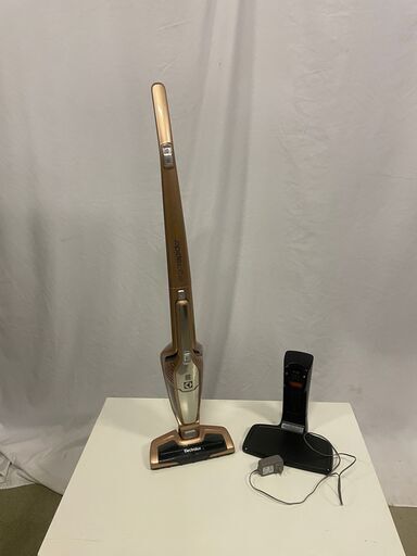 (売約済み)Electrolux エルゴラピード・リチウム 掃除機 ZB3114AK ローズゴールド 生活家電 サイクロン スティックタイプ エレクトロラックス 高性能