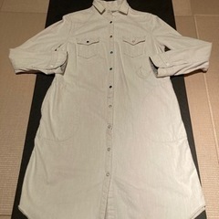 レディース　ロングシャツ　ホワイト色