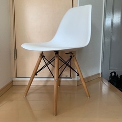 白い椅子の画像