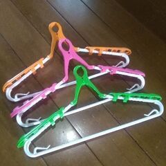 パット付スライドキャッチハンガー　３色　型くずれ防止(伸縮式/衣類用/洗濯/物干し/乾きやすい/風で落ちない)の画像
