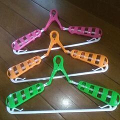 パット付スライドキャッチハンガー　３色　型くずれ防止(伸縮式/衣類用/洗濯/物干し/乾きやすい/風で落ちない)の画像