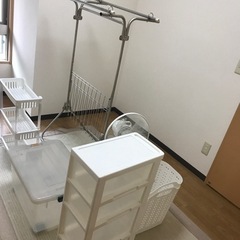 決まりました】7点セット(扇風機、服掛け、マット、収納ケース3つ、洗濯カゴ2つ)の画像