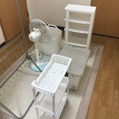 決まりました】7点セット(扇風機、服掛け、マット、収納ケース3つ、洗濯カゴ2つ)の画像