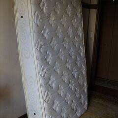 セミダブルベッド　マット（のみ）　リビンズ社、肉厚な高級品です。　195×120×30㎝（実寸）の画像