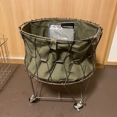 キャスター付きラック、ランドリー用品、プロジェクター（リモコン無し）等