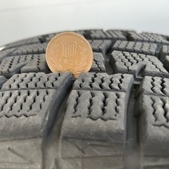 スタッドレスタイヤ付きホイールの画像