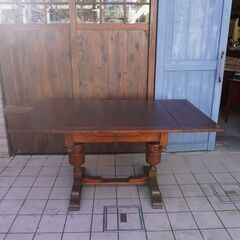 上品な風格のあるアンティークドローリーフダイニングテーブルです。落ち着いた色合いのクラシカルなエクステンションテーブルは、人数に合わせてお使いいただけ、様々なシーンで活躍します♪CK309の画像