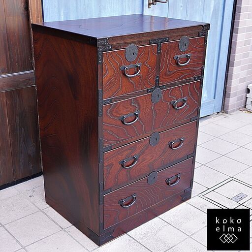 青木産業の欅材 4段 和箪笥です。欅材を贅沢に使用した高級感漂う衣装箪笥。引き手などの金具にも意匠が施され、細部にまでこだわりを感じる一品。美しい木目により堂々とした存在感を放ち、上質な和の空間に♪CK313